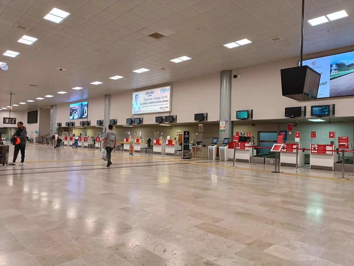Samsun Çarşamba Havalimanı iç mekan terminal bekleme salonu