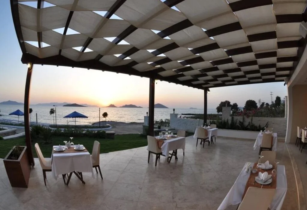 Small Beach Hotel